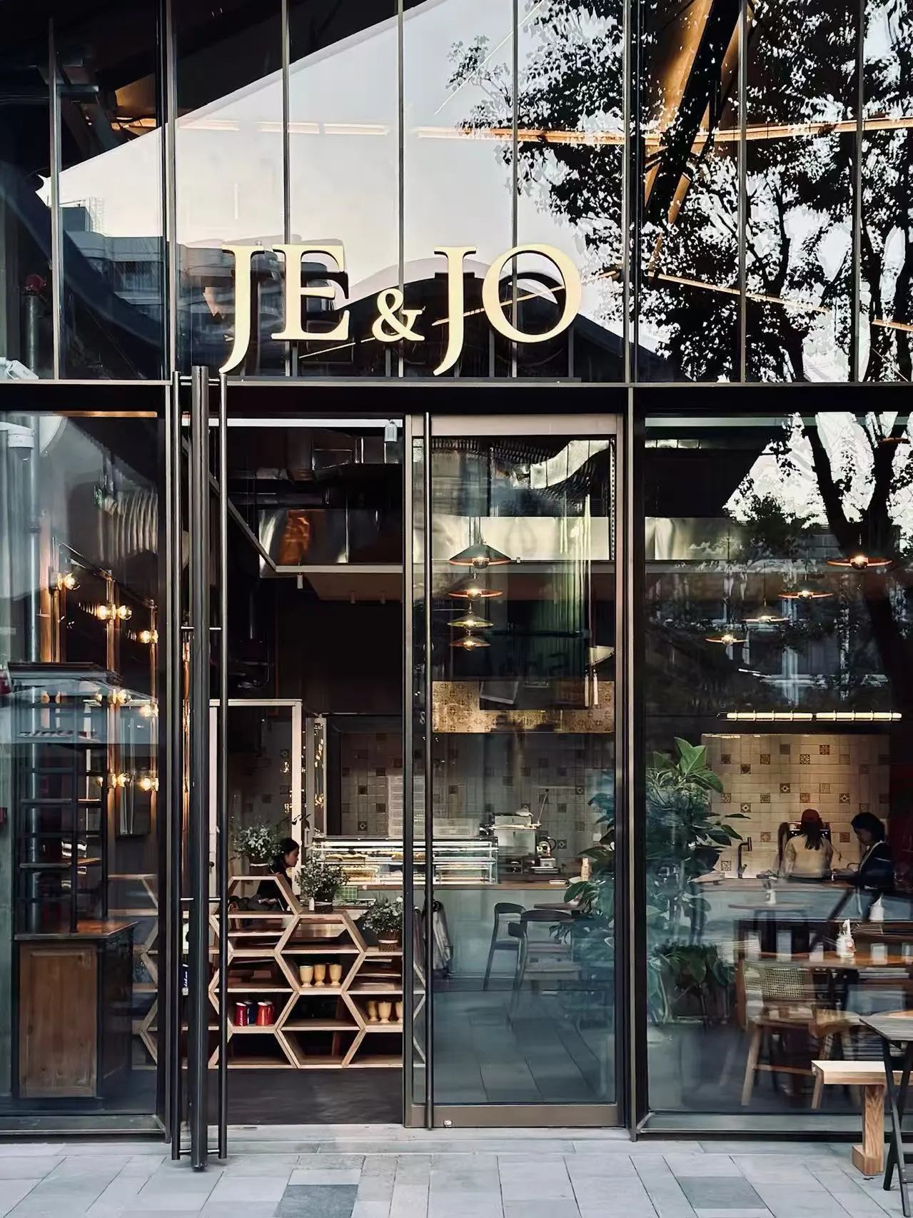 JE&JO 白天的玻璃门面，可见店内座位