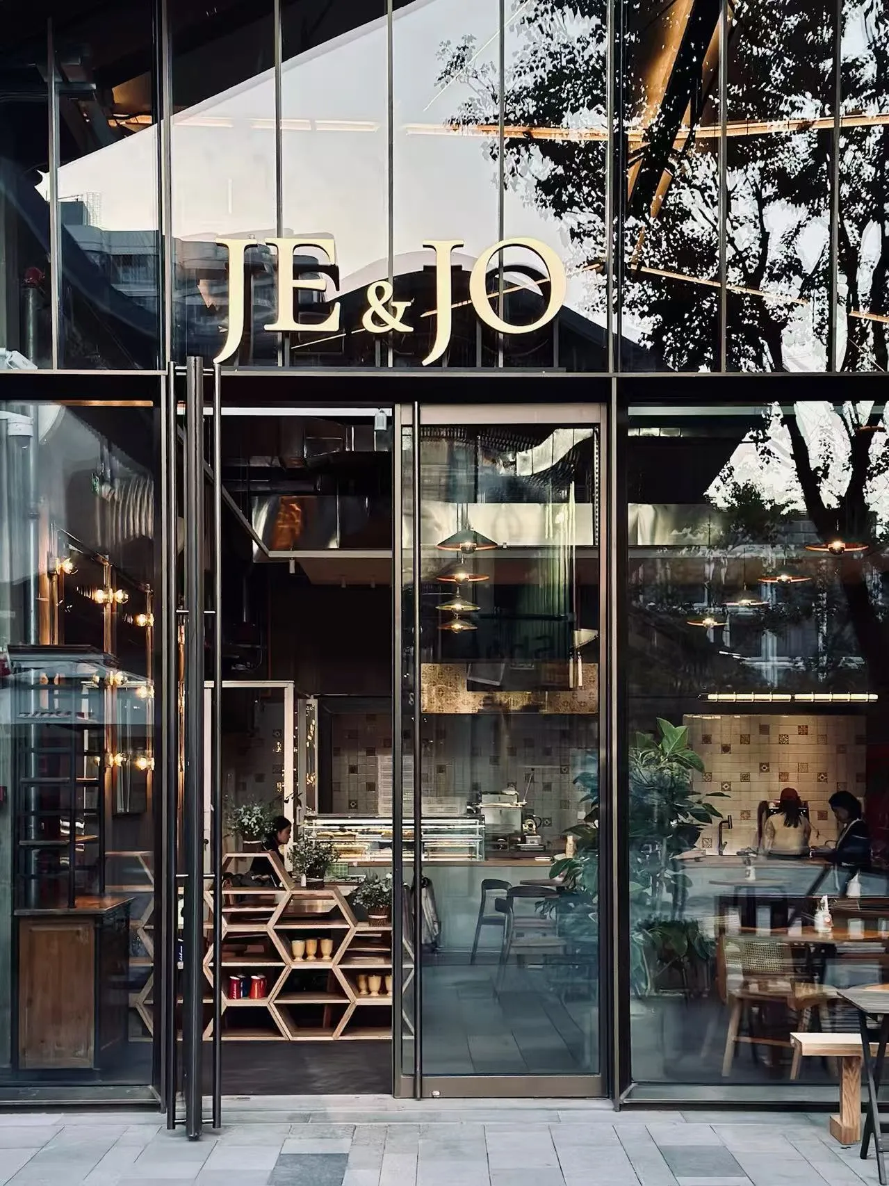 JE&JO 白天的玻璃门面，可见店内座位